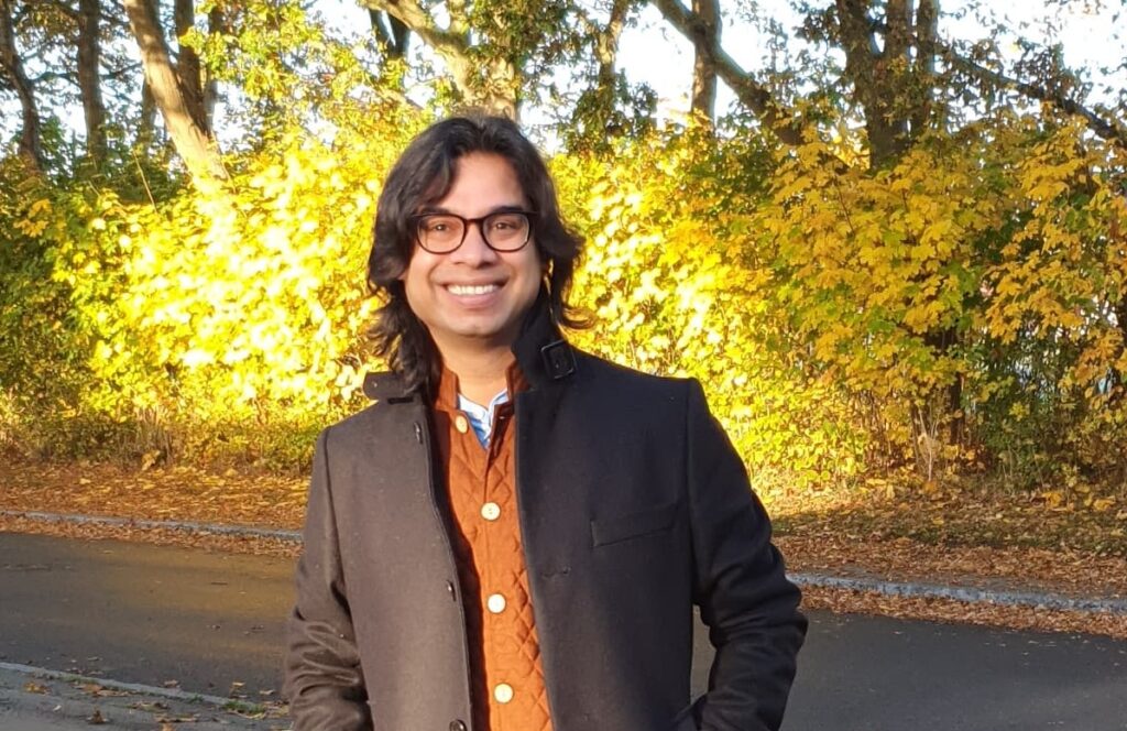 स्मृति के कटोरदान में पुरखे